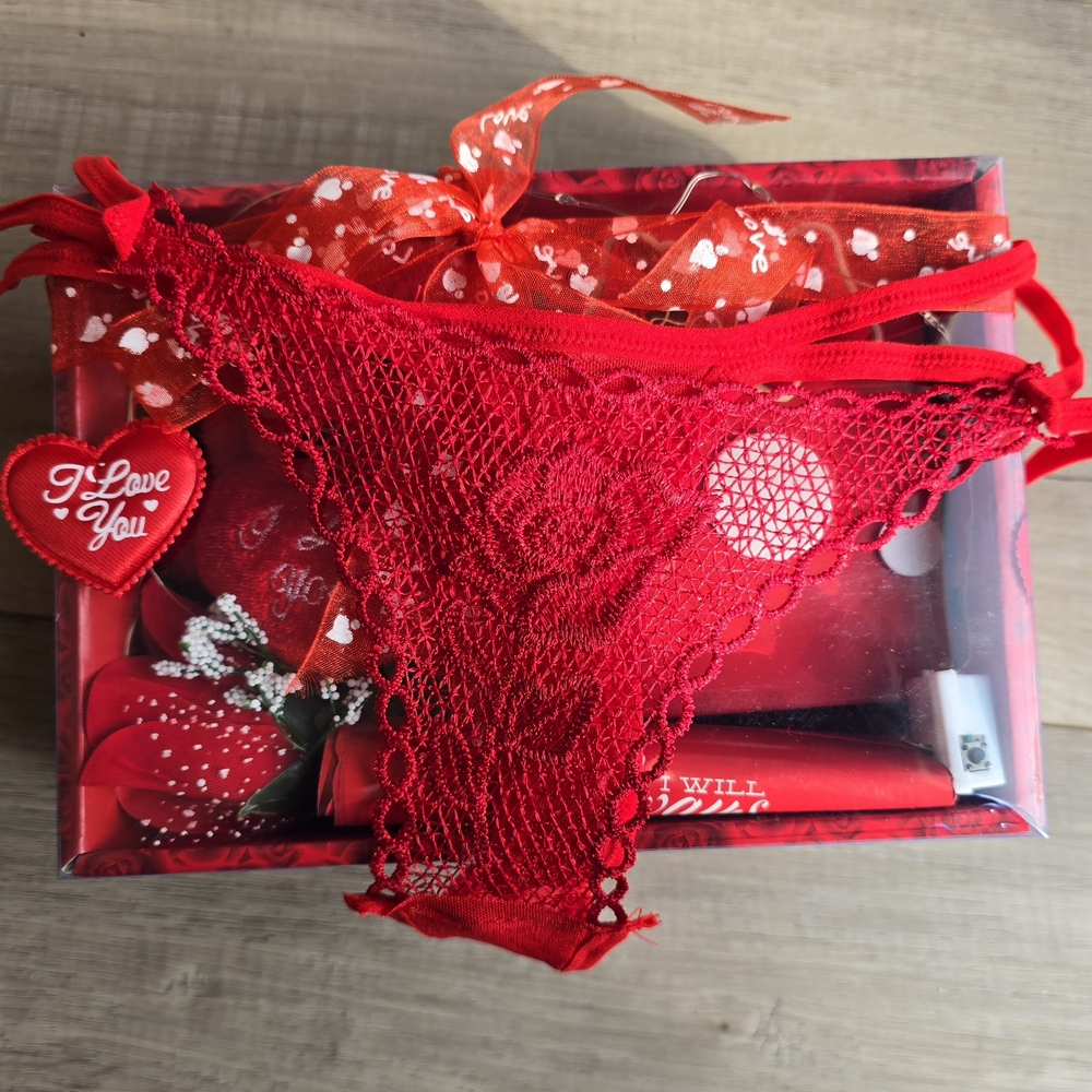 Red Lace Intimate Gift Set - Picture 2 of 3